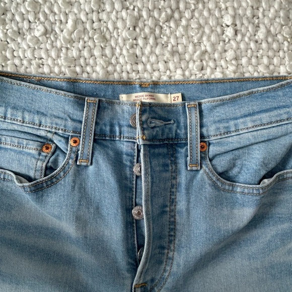 Levi’s Wedgie Skinny Light Wash Blue Jean Size 27 - Picture 5 of 5
